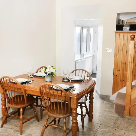 بيت للعطل Millstone Cottage, *